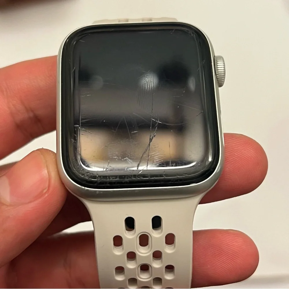 Apple Watch Series 4, Unlocked, 44mm,‎ Silver Case, Charger, Extra Band